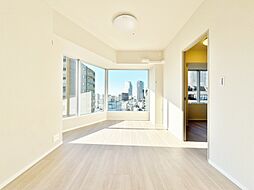 忙しく過ぎゆく日常を置き去るほど、ゆったりした時間が流れるリビング。