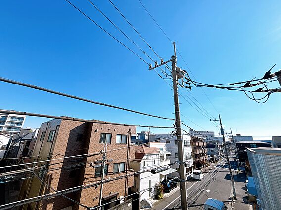頬をなでる、優...