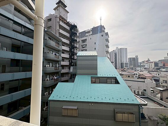 窓を開けると広...