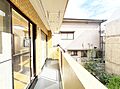 頬をなでる、優...