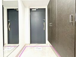 シューズボックスを完備した玄関です。