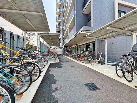 きちんと整備された駐輪場。住む方の心遣いが感じられます。