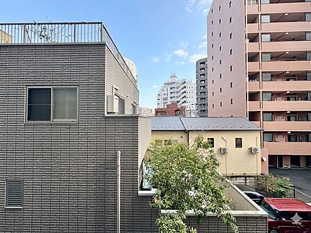 窓を開けると広がる青空。心をリフレッシュして日々を過ごしていきましょう。