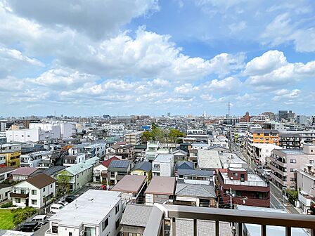 窓を開けると広がる青空。心をリフレッシュして日々を過ごしていきましょう。