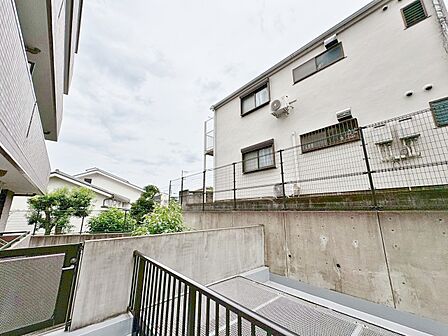 窓を開けると広がる青空。心をリフレッシュして日々を過ごしていきましょう。