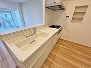 スマートな意匠と充実の機能を備えたキッチンが、暮らしにおいしい彩りを添えます。