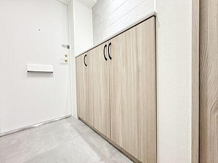 シューズボックスを完備した玄関です。