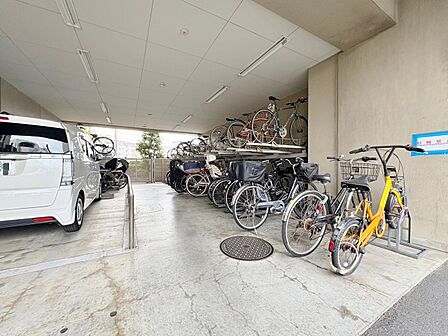 きちんと整備された駐輪場。住む方の心遣いが感じられます。