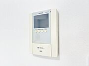 来訪者の様子を室内モニターでチェック。セキュリティ面でも安心です。