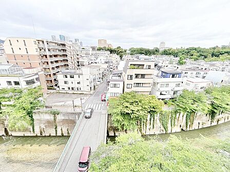 窓を開けると広がる青空。心をリフレッシュして日々を過ごしていきましょう。