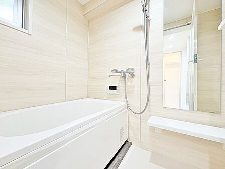 一日の疲れを癒すバスルームは、心地よいリラックスを叶える清潔感溢れる空間です。
