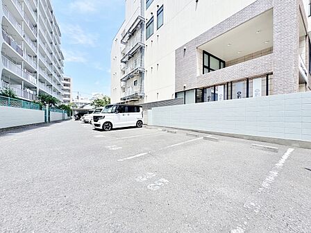 本物件の駐車スペースです。車種制限のある場合もございますので、お気軽にお問い合わせくださいませ。