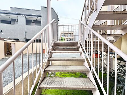 落ち着いた雰囲気の階段。手すりも常設しているので、ゆったりお使いになれます。