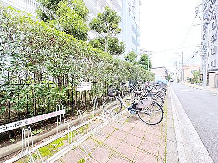 きちんと整備された駐輪場。住む方の心遣いが感じられます。