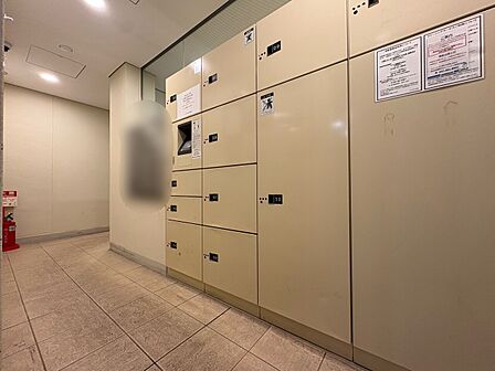 共用部分の宅配ボックスです。留守中の荷物受け取りもできるので、安心して外出ができますね。