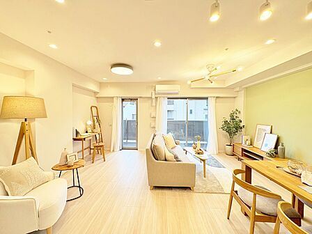 忙しく過ぎゆく日常を置き去るほど、ゆったりした時間が流れるリビング。