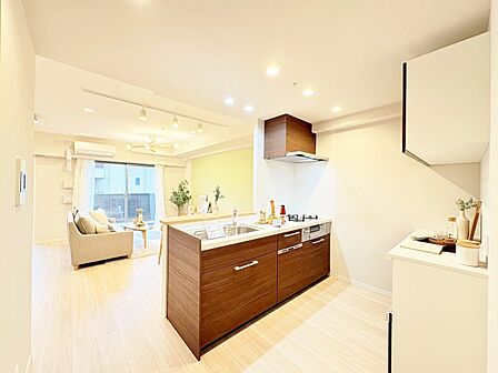 スマートな意匠と充実の機能を備えたキッチンが、暮らしにおいしい彩りを添えます。