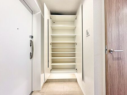 居室にはクローゼットがあり、荷物もスッキリ収納して快適にお過ごしいただけます。