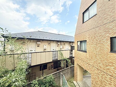窓を開けると広がる青空。心をリフレッシュして日々を過ごしていきましょう。