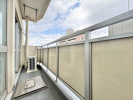 暮らしの中で、光と風を演出してくれるバルコニー。