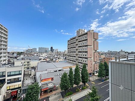 窓を開けると広がる青空。心をリフレッシュして日々を過ごしていきましょう。