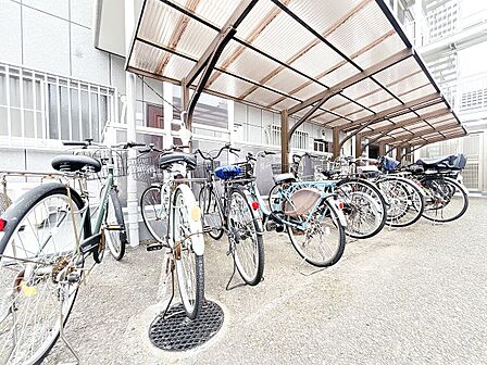 整理整頓された駐輪場で、管理体制の良好さがうかがえます。