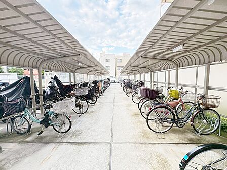 きちんと整備された駐輪場。住む方の心遣いが感じられます。