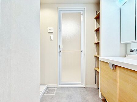 清潔感と心地よさを重視した、上質感漂うパウダールーム。