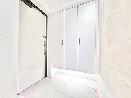 シューズボックスを完備した玄関です。