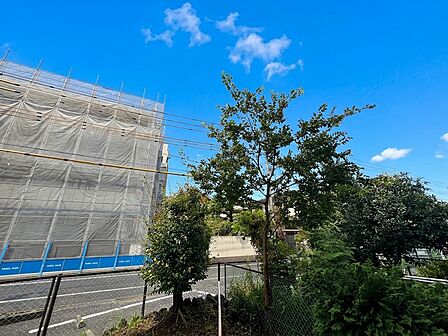 窓を開けると広がる青空。心をリフレッシュして日々を過ごしていきましょう。