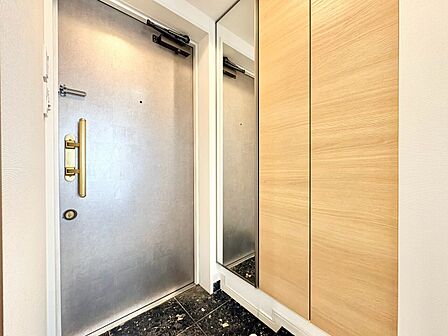 シューズボックスを完備した玄関です。