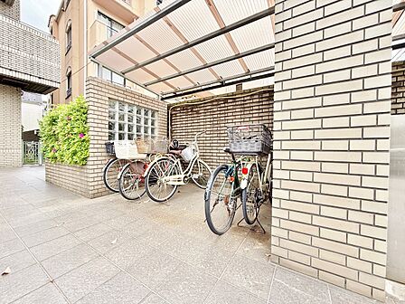 きちんと整備された駐輪場。住む方の心遣いが感じられます。
