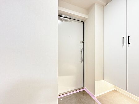 シューズボックスを完備した玄関です。