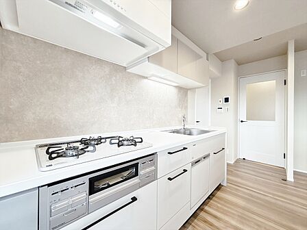 スマートな意匠と充実の機能を備えたキッチンが、暮らしにおいしい彩りを添えます。
