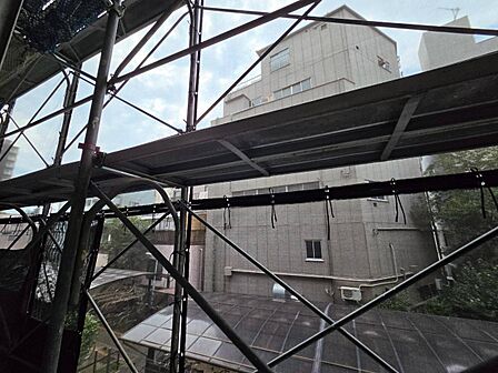 窓を開けると広がる青空。心をリフレッシュして日々を過ごしていきましょう。