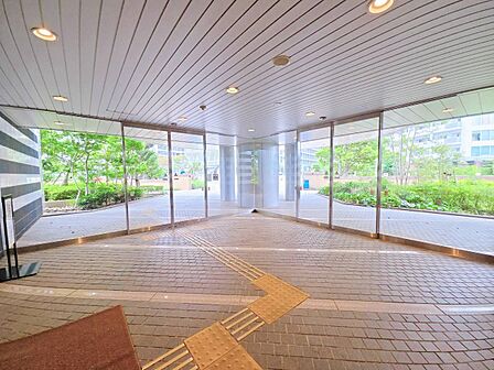 エントランス内部は、管理が行き届き清潔な共有スペースとなっています。