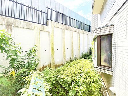 窓を開けると広がる青空。心をリフレッシュして日々を過ごしていきましょう。