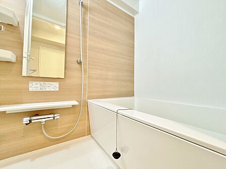 一日の疲れを癒すバスルームは、心地よいリラックスを叶える清潔感溢れる空間です。