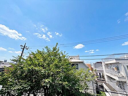 窓を開けると広がる青空。心をリフレッシュして日々を過ごしていきましょう。