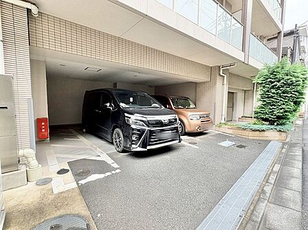 平置きの駐車スペースが嬉しいですね。大きめのお車をお持ちの方でも難なくお停め頂けます。