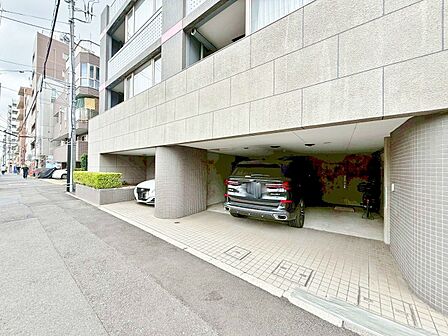 本物件の駐車スペースです。車種制限のある場合もございますので、お気軽にお問い合わせくださいませ。