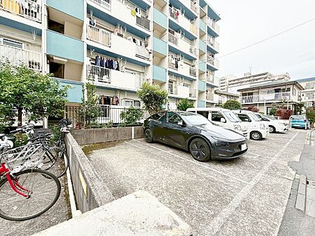 本物件の駐車スペースです。車種制限のある場合もございますので、お気軽にお問い合わせくださいませ。