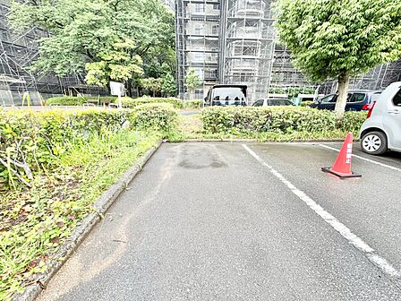 本物件の駐車スペースです。車種制限のある場合もございますので、お気軽にお問い合わせくださいませ。
