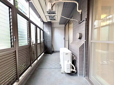 暮らしの中で、光と風を演出してくれるバルコニー。
