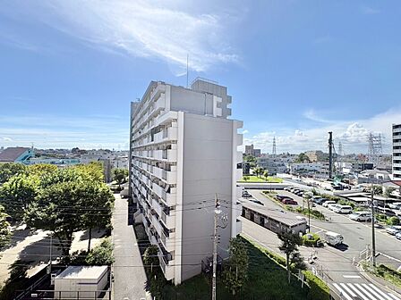 窓を開けると広がる青空。心をリフレッシュして日々を過ごしていきましょう。