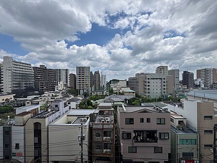 窓を開けると広がる青空。心をリフレッシュして日々を過ごしていきましょう。