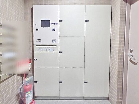 共用部分の宅配ボックスです。留守中の荷物受け取りもできるので、安心して外出ができますね。