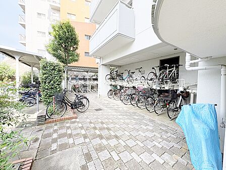 きちんと整備された駐輪場。住む方の心遣いが感じられます。