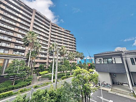 窓を開けると広がる青空。心をリフレッシュして日々を過ごしていきましょう。