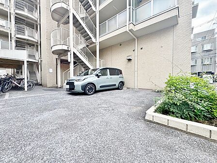 本物件の駐車スペースです。車種制限のある場合もございますので、お気軽にお問い合わせくださいませ。